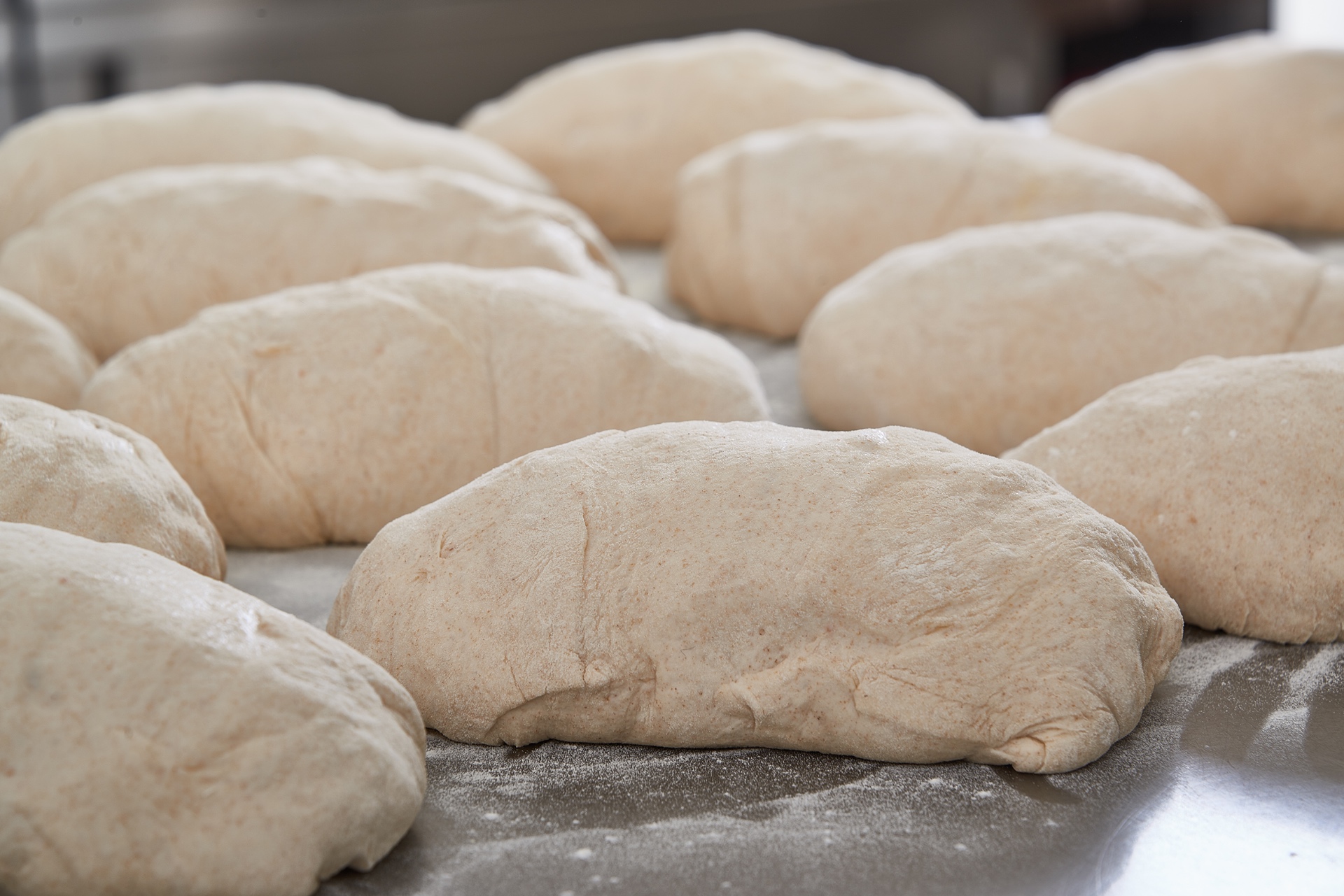 Preforme di pane sul banco infarinato